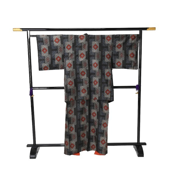 紬
長着 大島 村山 シルク 黒地にエンジ角柄 【SS】
【中古】