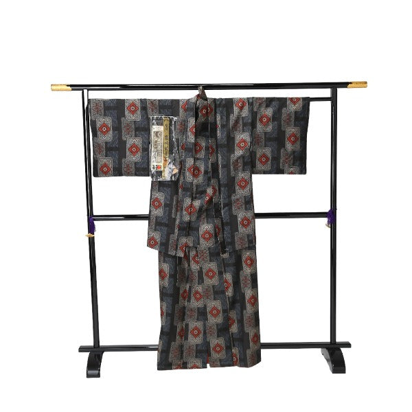 紬
長着 大島 村山 シルク 黒地にエンジ角柄 【SS】
【中古】