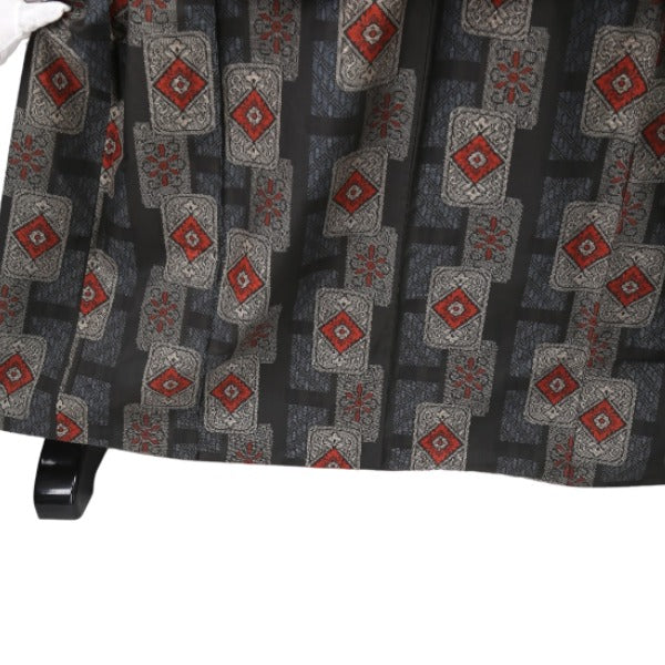 紬
長着 大島 村山 シルク 黒地にエンジ角柄 【SS】
【中古】