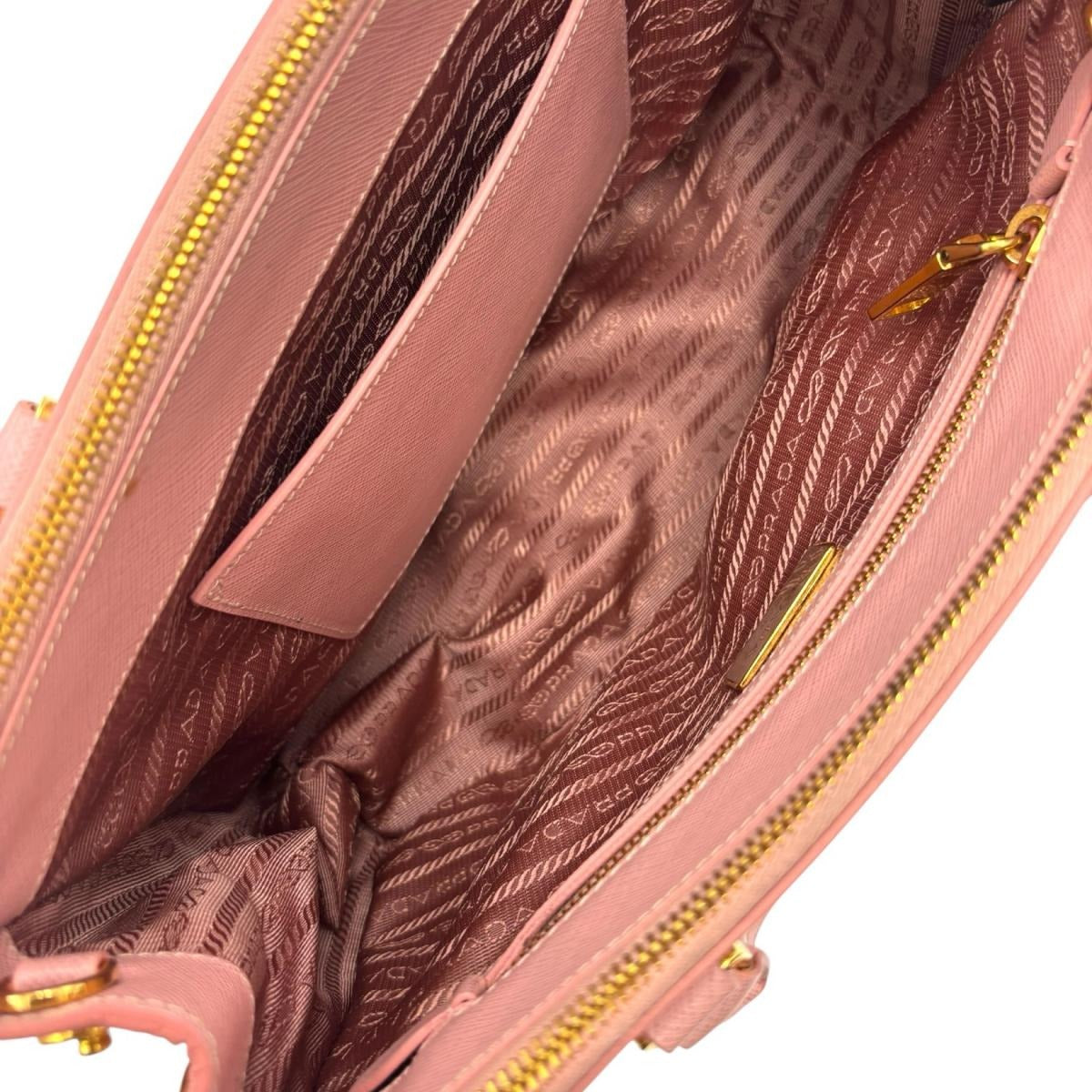 プラダ PRADA ハンドバッグ
ショルダーバッグ サフィアーノ 2wayバッグ 牛革 BN2775 ピンク 【SS】
【中古】