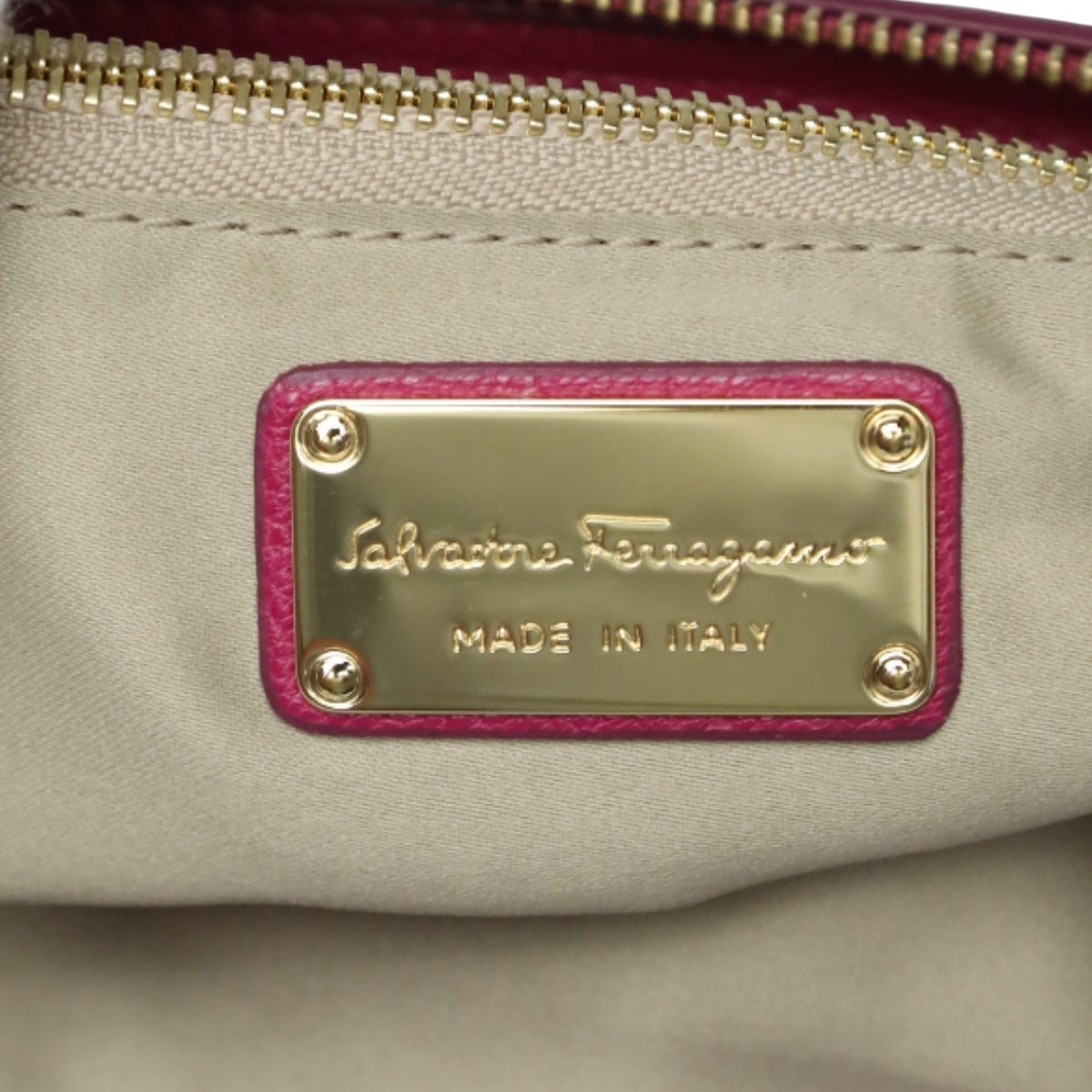 サルヴァトーレフェラガモ Salvatore Ferragamo ハンドバッグ
2WAYバッグ 無地 ガンチーニ レザー ピンク 【SS】
【中古】