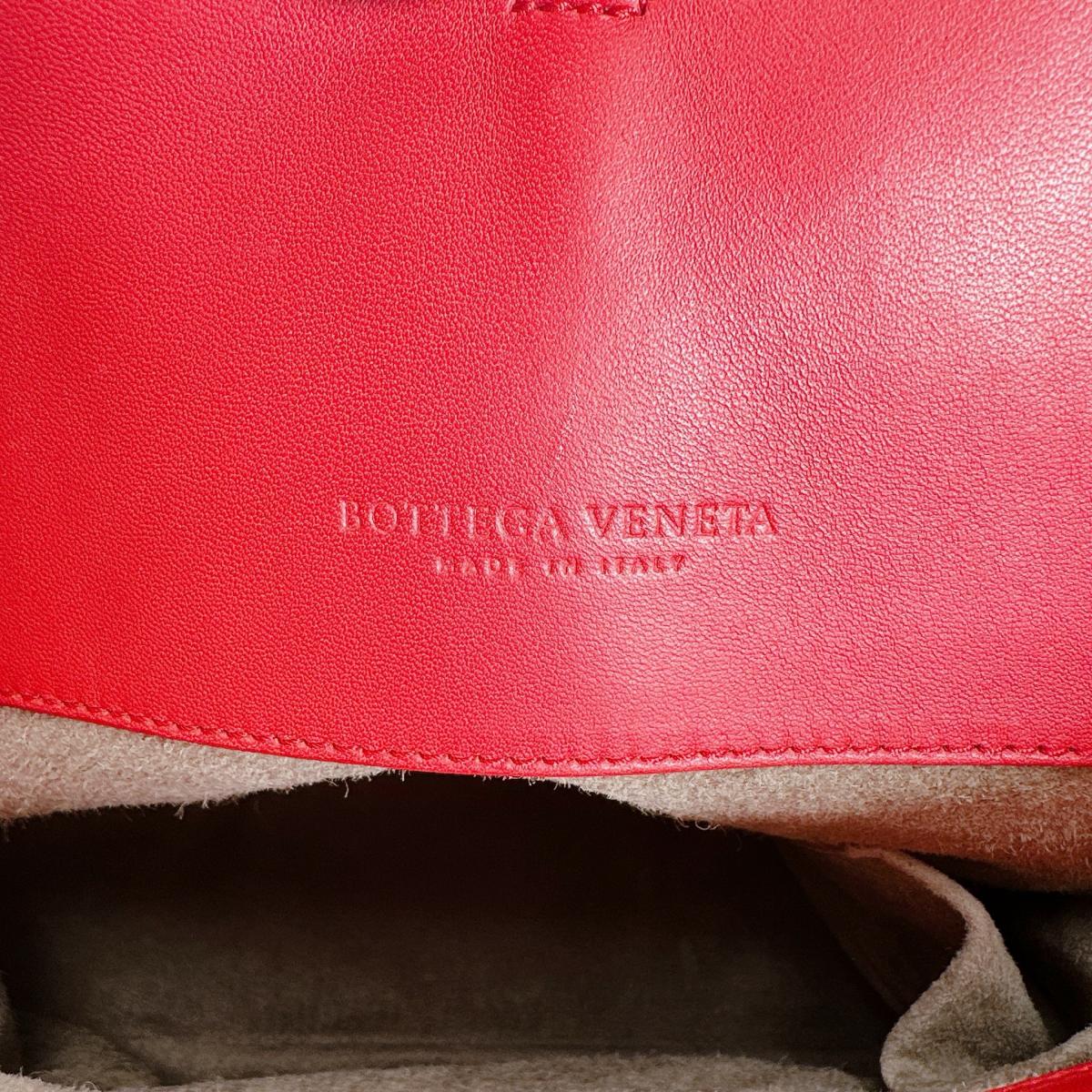 ボッテガヴェネタ BOTTEGAVENETA ハンドバッグ
ハンドバッグ イントレチャート ラムスキン レッド 【SS】
【中古】
