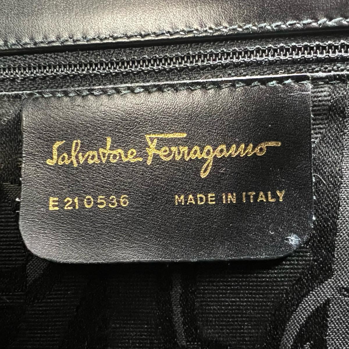 サルヴァトーレフェラガモ Salvatore Ferragamo ハンドバッグ
ハンドバッグ コンパクト ガンチーニ レザー E210536 ブラック 【SS】
【中古】