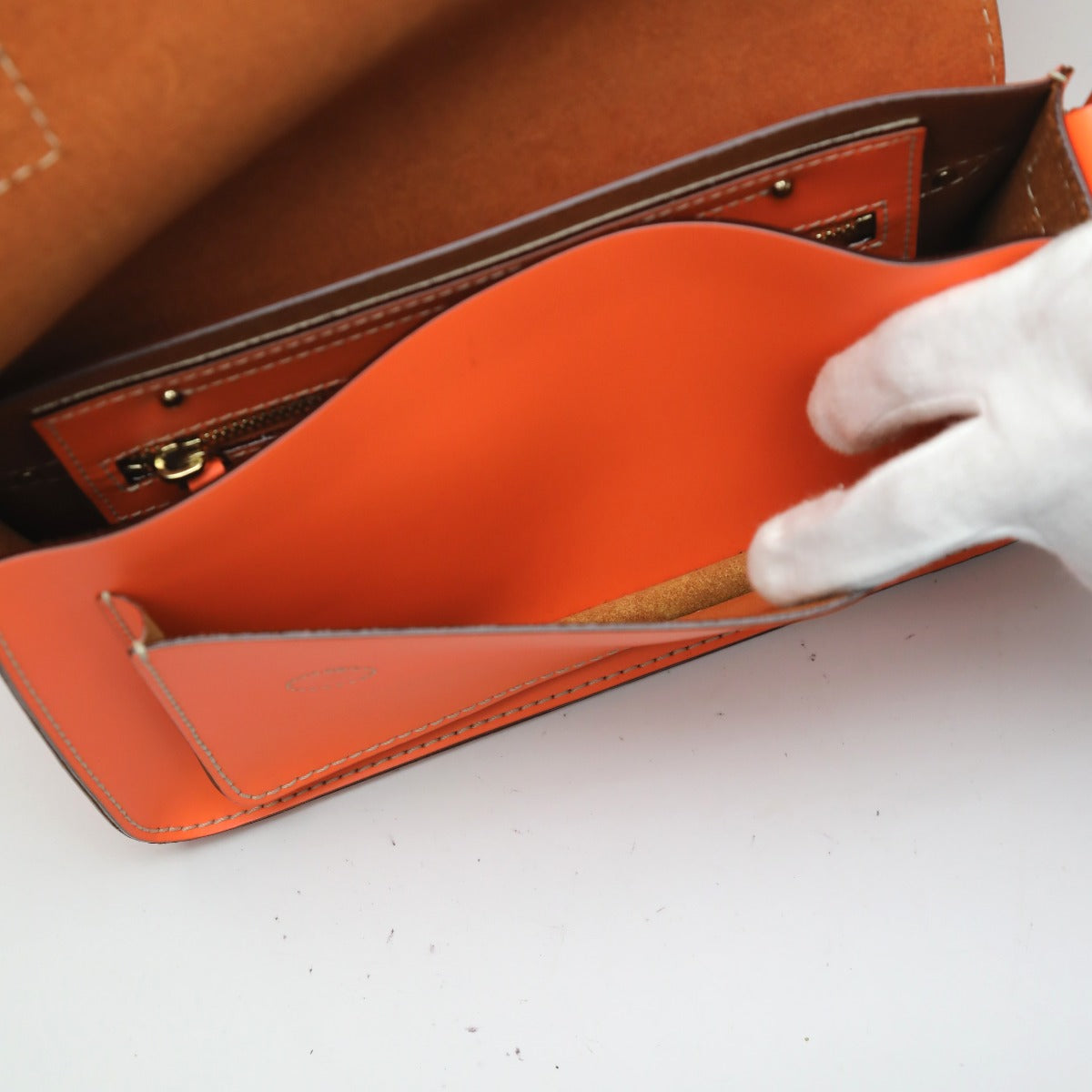 ケイトスペード Kate Spade ショルダーバッグ
斜めがけ フラップ開閉 ポシェット レザー オレンジ 【SS】
【中古】