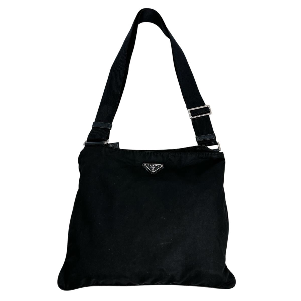プラダ PRADA ショルダーバッグ
クロスボディバッグ 軽量 斜め掛け ナイロン ブラック 【SS】
【中古】