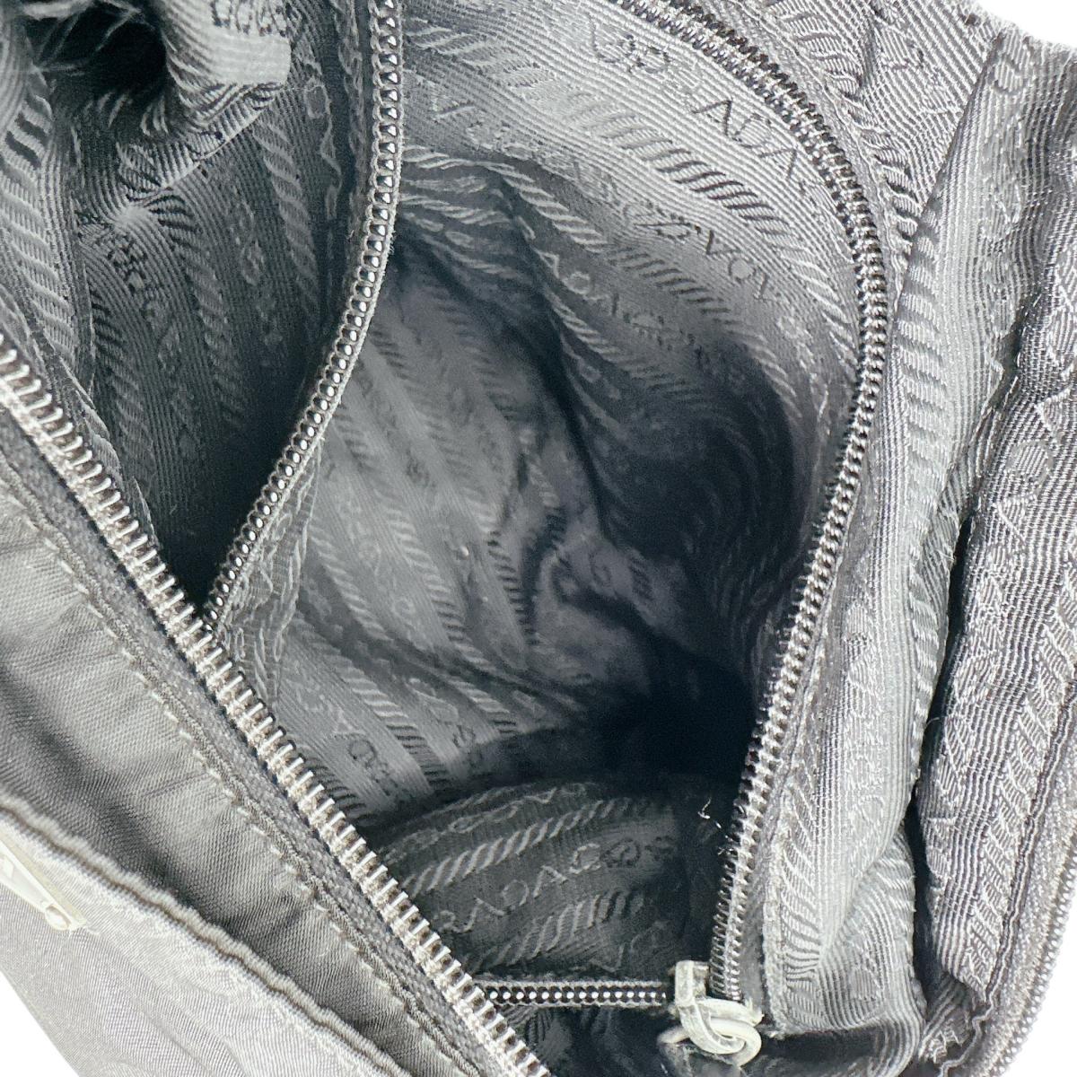 プラダ PRADA ショルダーバッグ
クロスボディバッグ 軽量 斜め掛け ナイロン ブラック 【SS】
【中古】