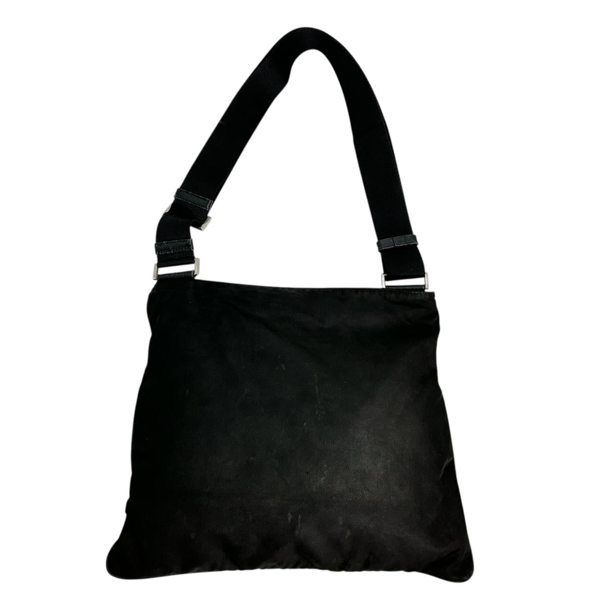 プラダ PRADA ショルダーバッグ
クロスボディバッグ 軽量 斜め掛け ナイロン ブラック 【SS】
【中古】