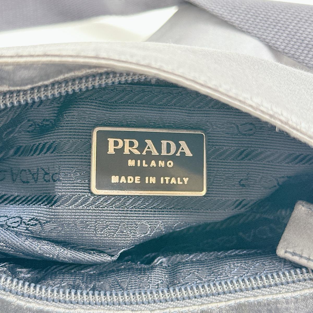 プラダ PRADA ショルダーバッグ
ポシェット トライアングルロゴ シルクサテン サテン 明るいグレー 【SS】
【中古】