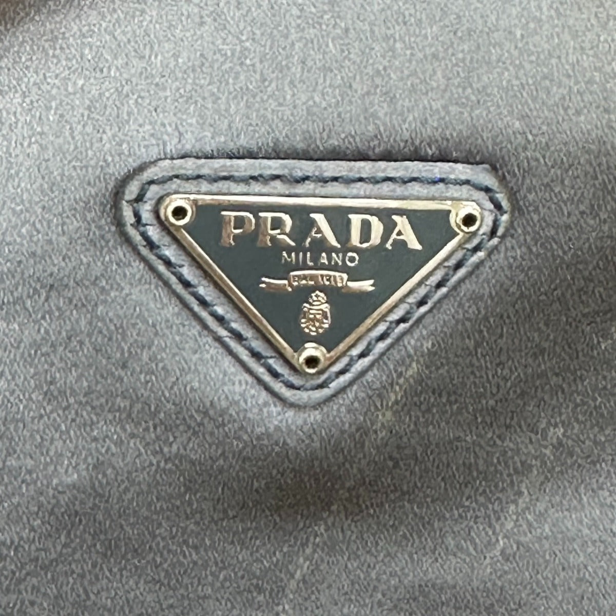 プラダ PRADA ショルダーバッグ
ポシェット トライアングルロゴ シルクサテン サテン 明るいグレー 【SS】
【中古】
