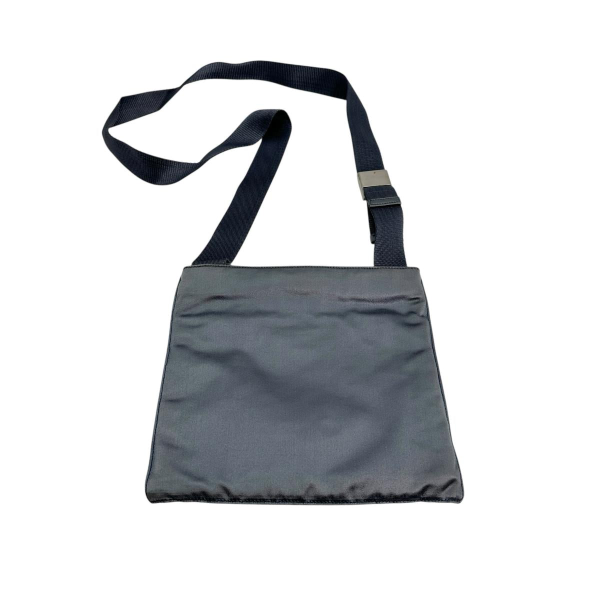 プラダ PRADA ショルダーバッグ
ポシェット トライアングルロゴ シルクサテン サテン 明るいグレー 【SS】
【中古】
