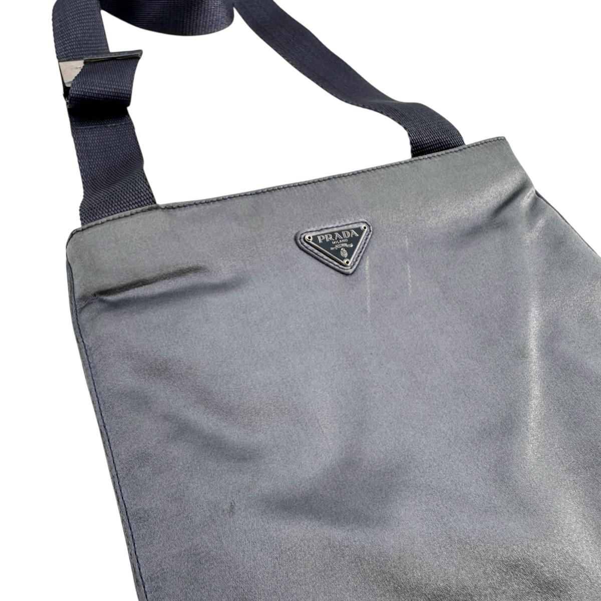プラダ PRADA ショルダーバッグ
ポシェット トライアングルロゴ シルクサテン サテン 明るいグレー 【SS】
【中古】