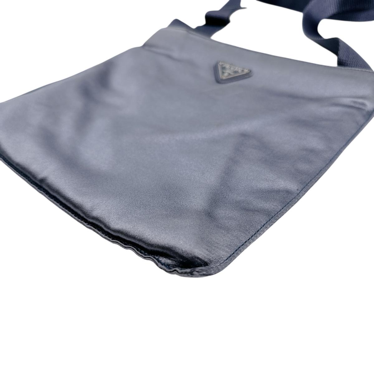 プラダ PRADA ショルダーバッグ
ポシェット トライアングルロゴ シルクサテン サテン 明るいグレー 【SS】
【中古】