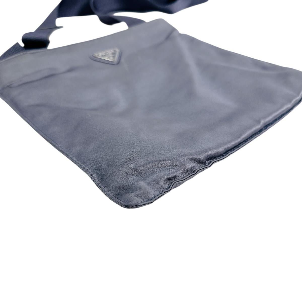 プラダ PRADA ショルダーバッグ
ポシェット トライアングルロゴ シルクサテン サテン 明るいグレー 【SS】
【中古】