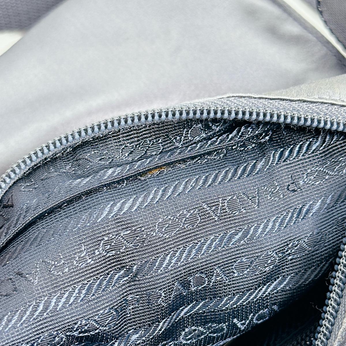 プラダ PRADA ショルダーバッグ
ポシェット トライアングルロゴ シルクサテン サテン 明るいグレー 【SS】
【中古】