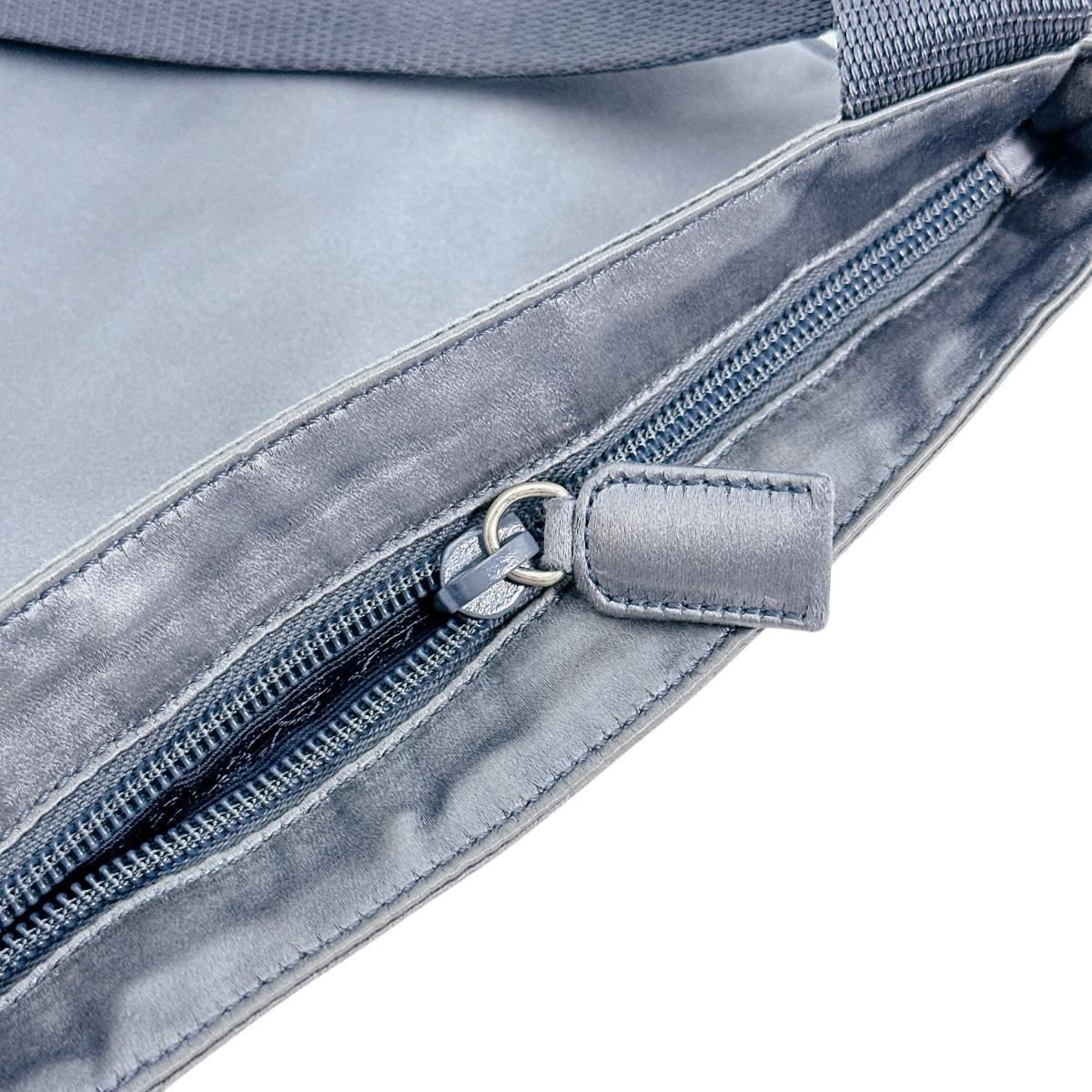 プラダ PRADA ショルダーバッグ
ポシェット トライアングルロゴ シルクサテン サテン 明るいグレー 【SS】
【中古】