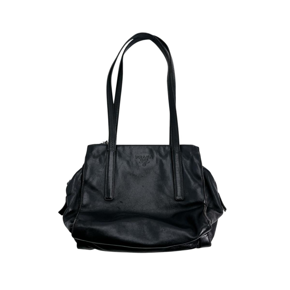 プラダ PRADA トートバッグ
トートバッグ ロゴ型押し レザー ブラック 【SS】
【中古】