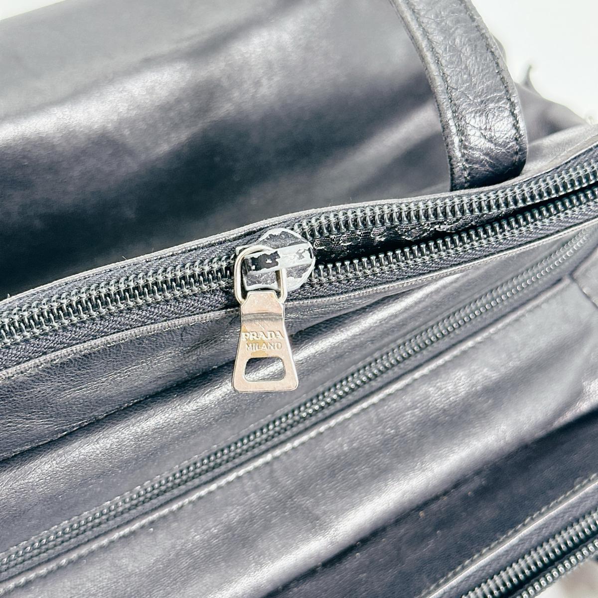 プラダ PRADA トートバッグ
トートバッグ ロゴ型押し レザー ブラック 【SS】
【中古】