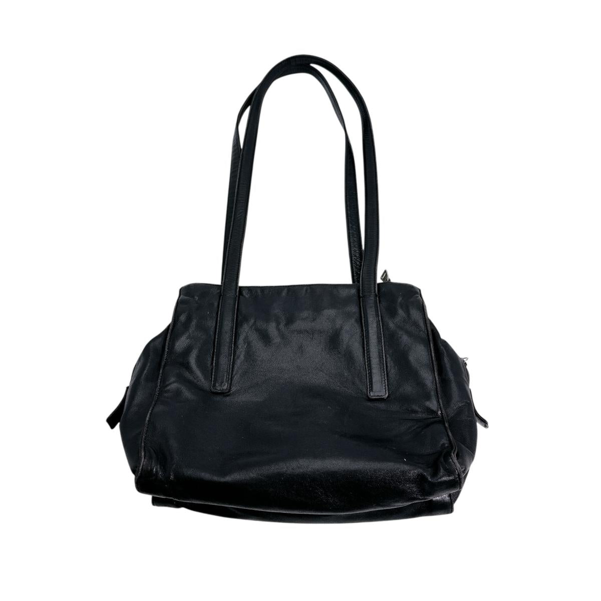 プラダ PRADA トートバッグ
トートバッグ ロゴ型押し レザー ブラック 【SS】
【中古】