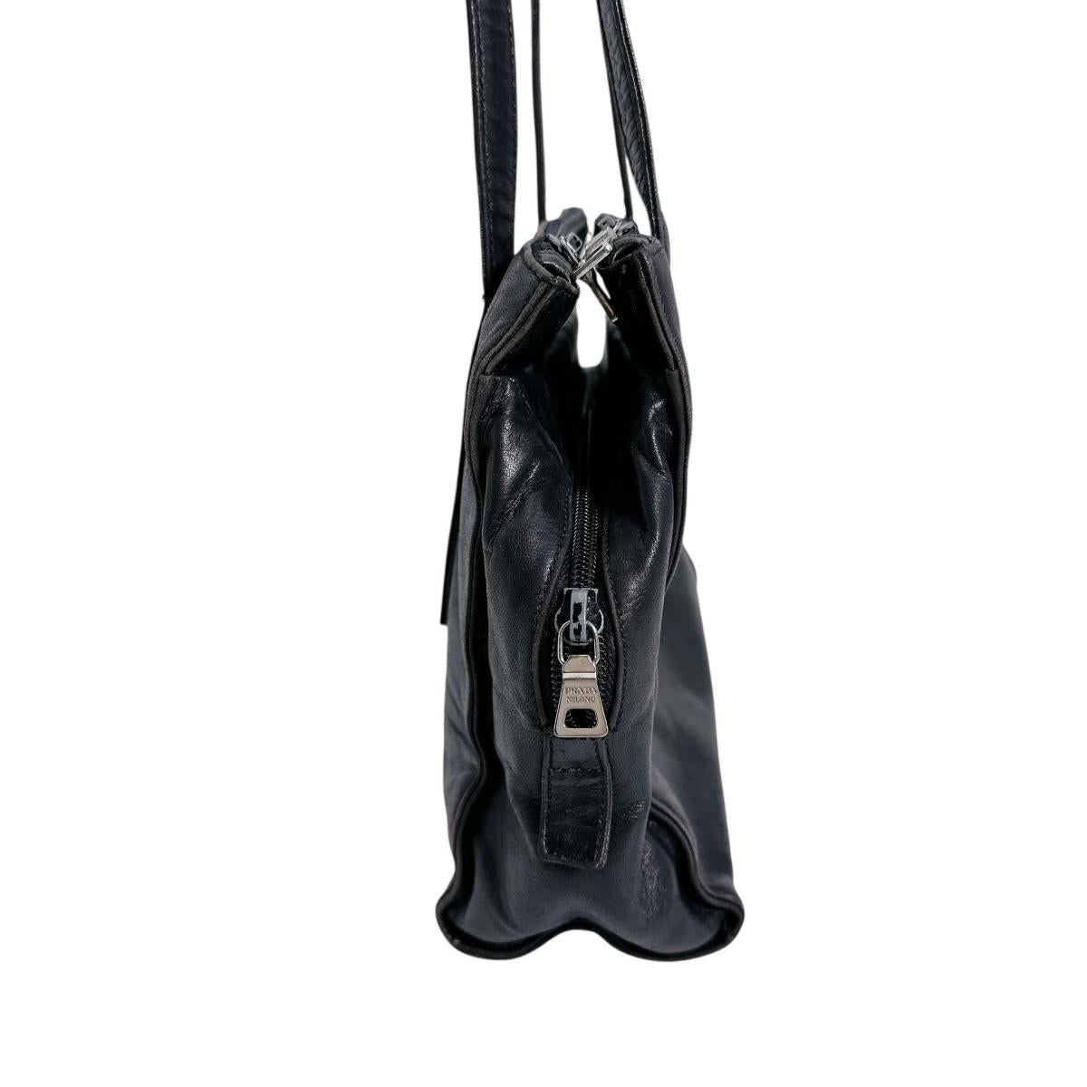 プラダ PRADA トートバッグ
トートバッグ ロゴ型押し レザー ブラック 【SS】
【中古】