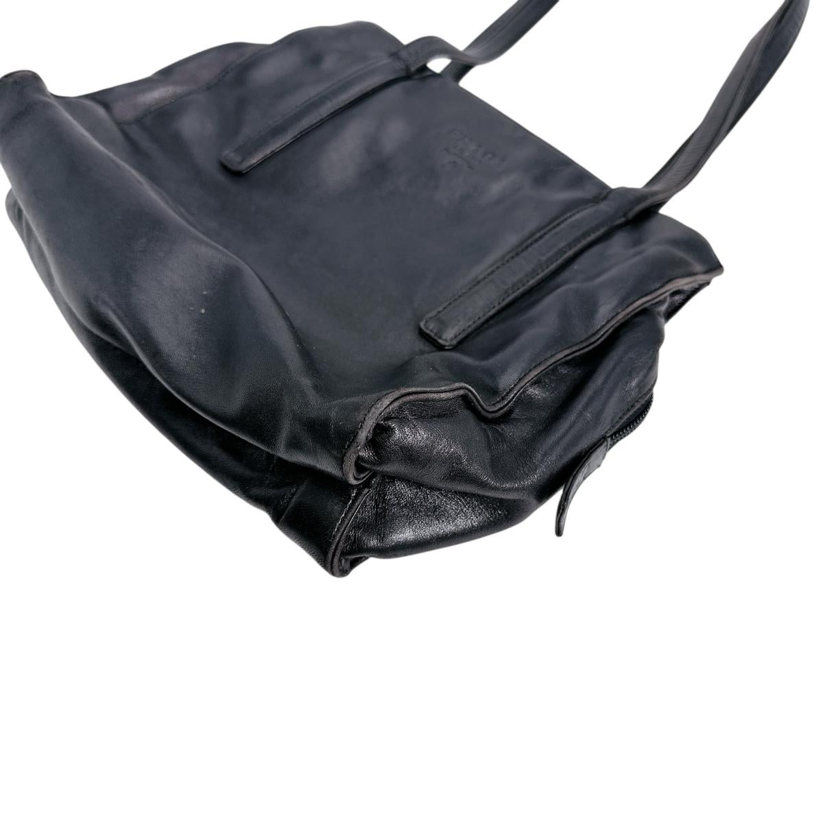 プラダ PRADA トートバッグ
トートバッグ ロゴ型押し レザー ブラック 【SS】
【中古】