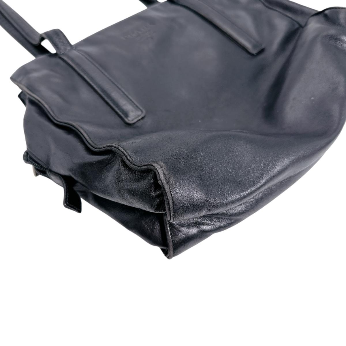 プラダ PRADA トートバッグ
トートバッグ ロゴ型押し レザー ブラック 【SS】
【中古】