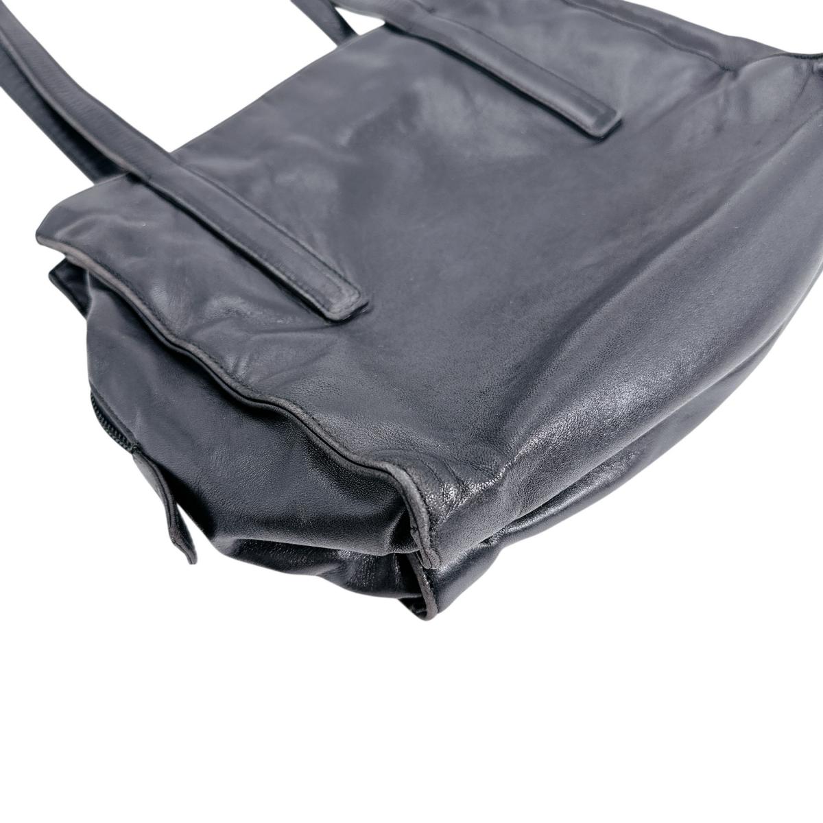 プラダ PRADA トートバッグ
トートバッグ ロゴ型押し レザー ブラック 【SS】
【中古】