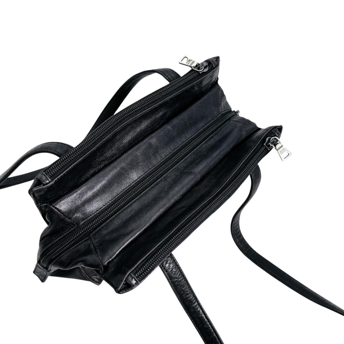 プラダ PRADA トートバッグ
トートバッグ ロゴ型押し レザー ブラック 【SS】
【中古】