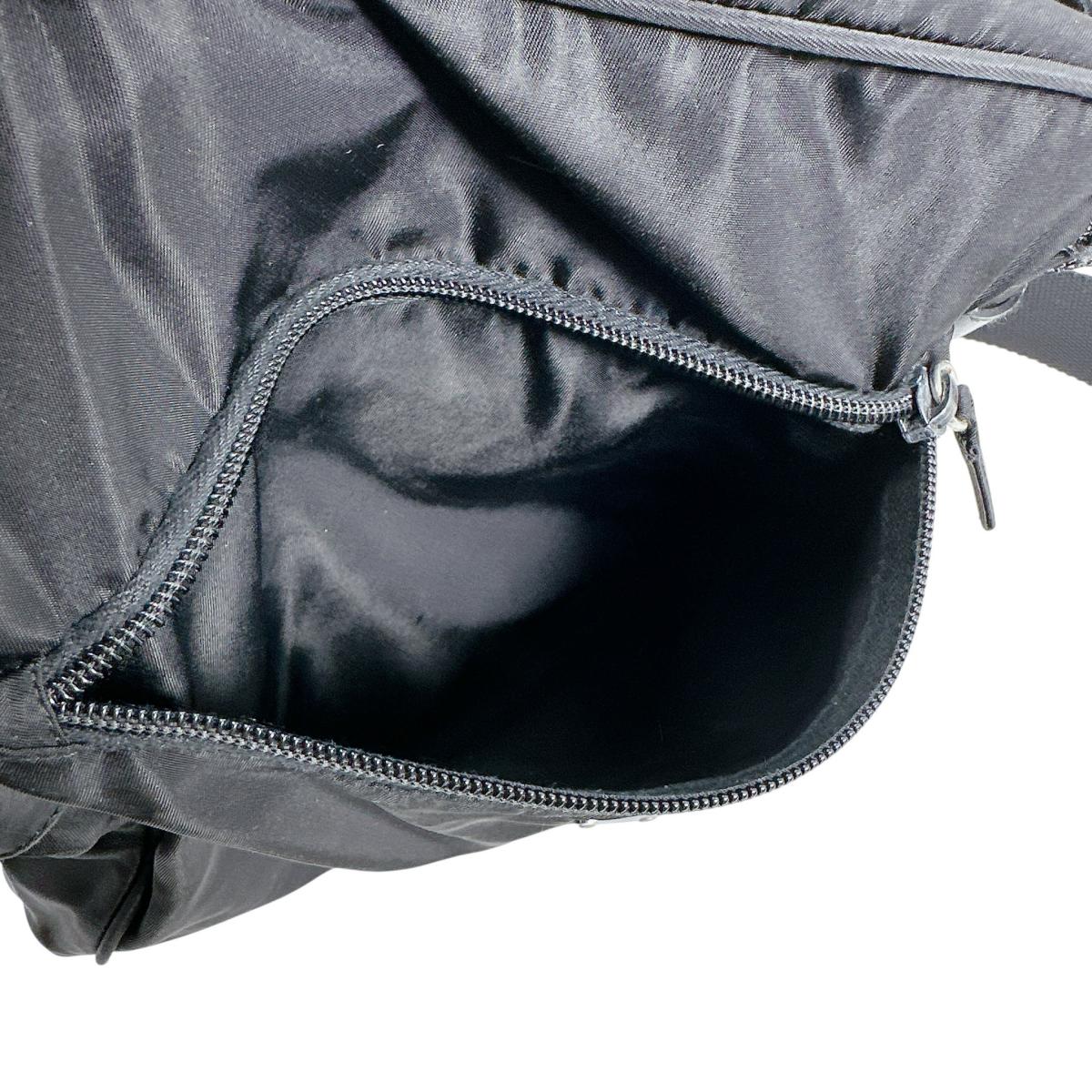 プラダ PRADA ショルダーバッグ
ボディバッグ 斜め掛け トライアングルロゴ ナイロン BT0168 ブラック 【SS】
【中古】
