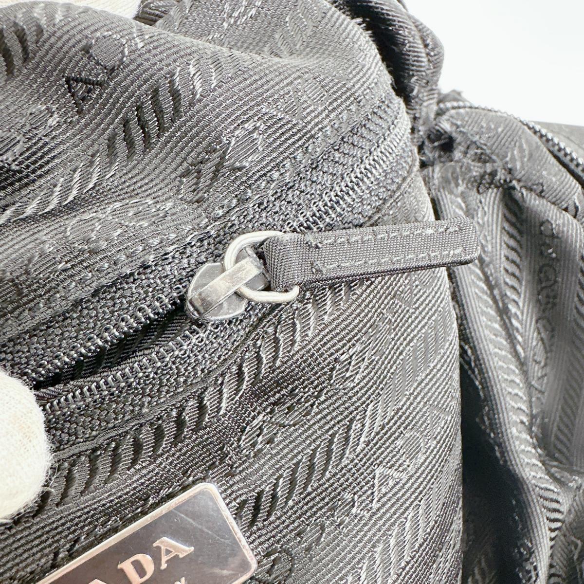 プラダ PRADA ショルダーバッグ
ボディバッグ 斜め掛け トライアングルロゴ ナイロン BT0168 ブラック 【SS】
【中古】