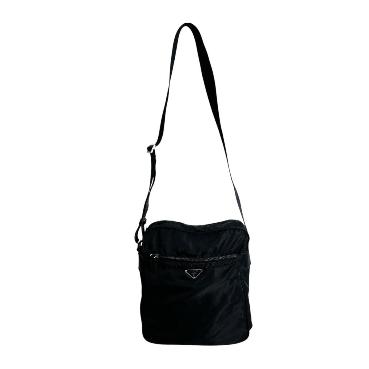 プラダ PRADA ショルダーバッグ
ボディバッグ 斜め掛け トライアングルロゴ ナイロン BT0168 ブラック 【SS】
【中古】