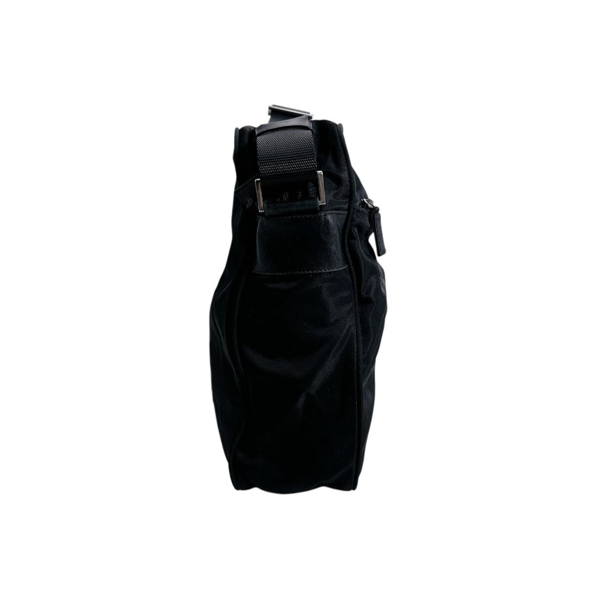 プラダ PRADA ショルダーバッグ
ボディバッグ 斜め掛け トライアングルロゴ ナイロン BT0168 ブラック 【SS】
【中古】