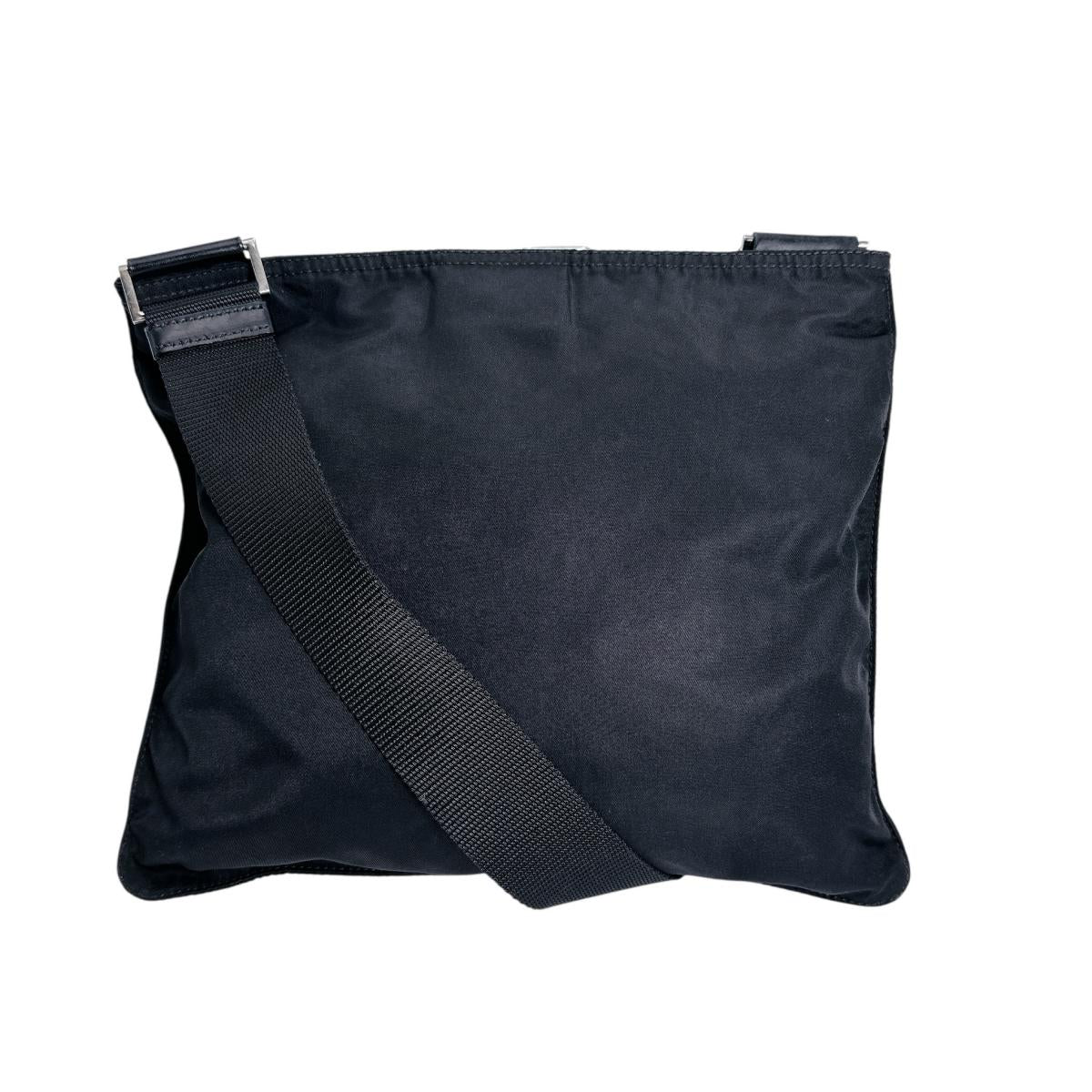 プラダ PRADA ショルダーバッグ
ボディバッグ トライアングルロゴ ナイロン ブラック 【SS】
【中古】