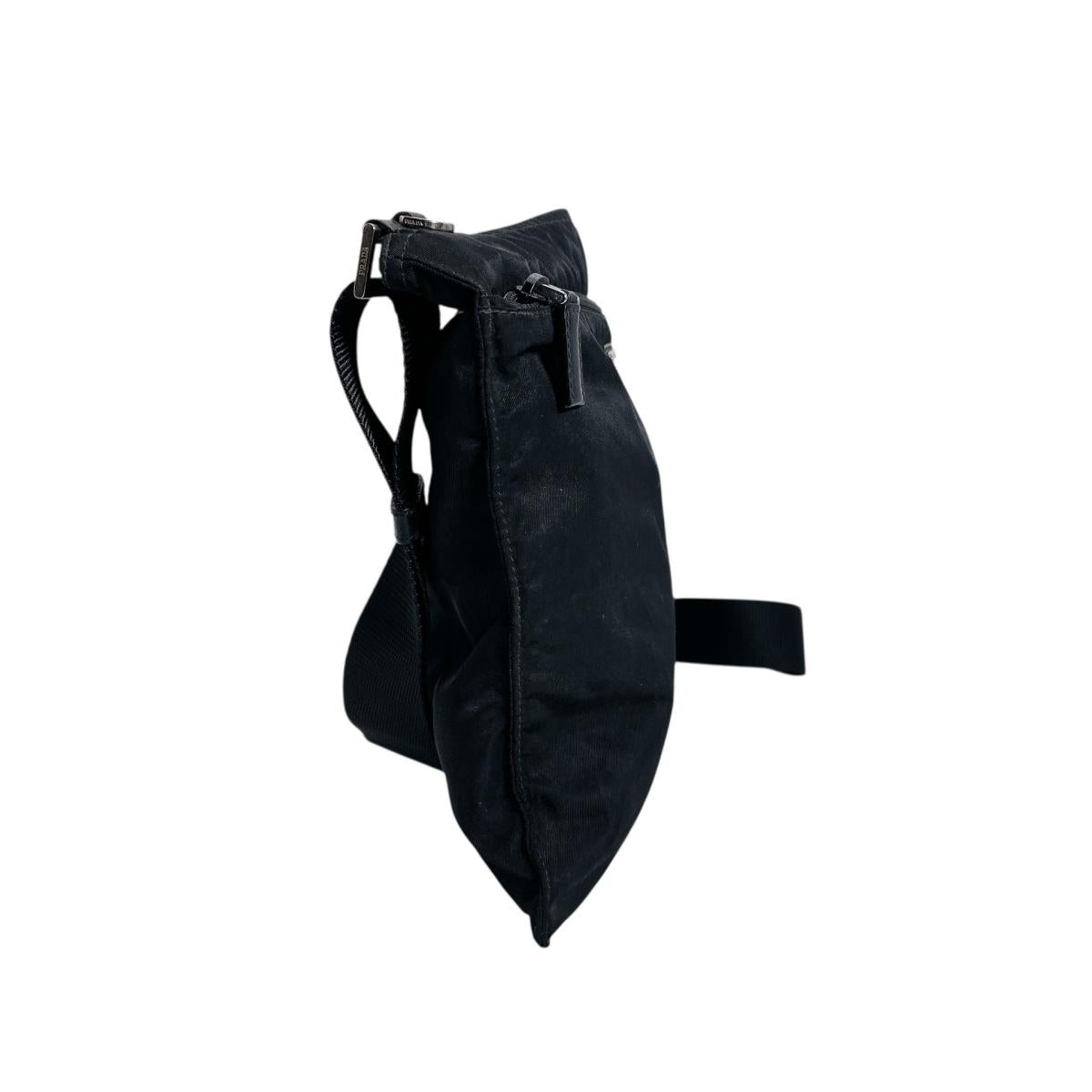プラダ PRADA ショルダーバッグ
ボディバッグ トライアングルロゴ ナイロン ブラック 【SS】
【中古】
