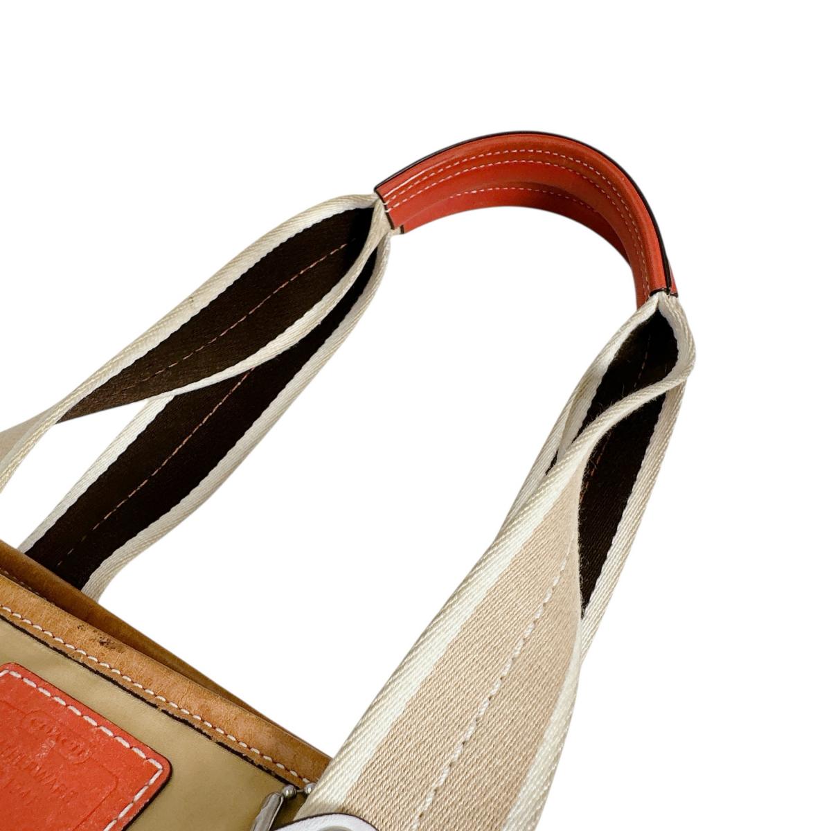 コーチ COACH ハンドバッグ
トートバッグ 無地 シグネチャー ナイロン MO682-10663 ゴールド 【SS】
【中古】