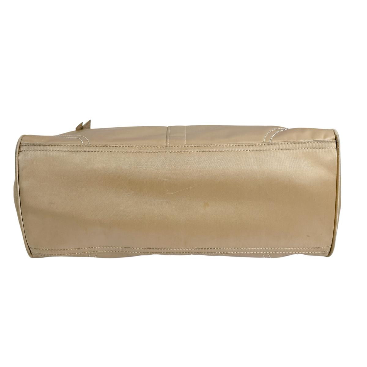 コーチ COACH ハンドバッグ
トートバッグ 無地 シグネチャー ナイロン MO682-10663 ゴールド 【SS】
【中古】