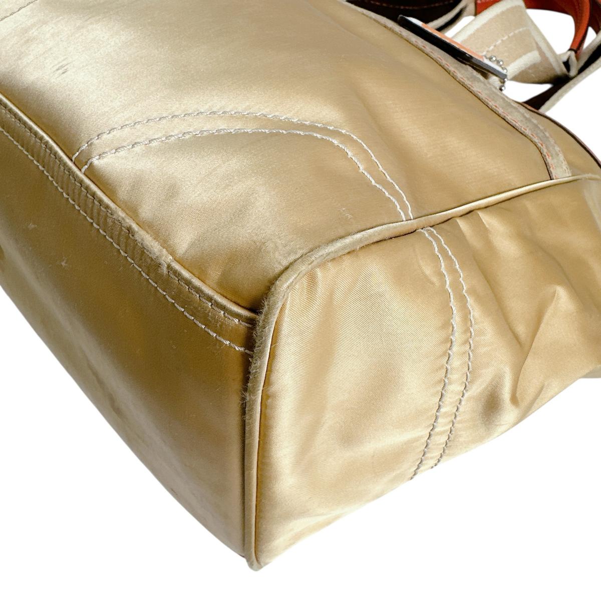 コーチ COACH ハンドバッグ
トートバッグ 無地 シグネチャー ナイロン MO682-10663 ゴールド 【SS】
【中古】