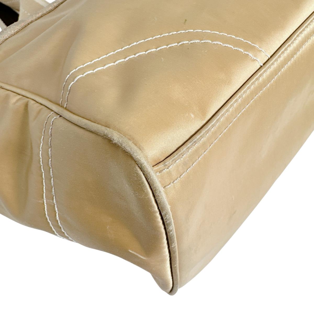 コーチ COACH ハンドバッグ
トートバッグ 無地 シグネチャー ナイロン MO682-10663 ゴールド 【SS】
【中古】