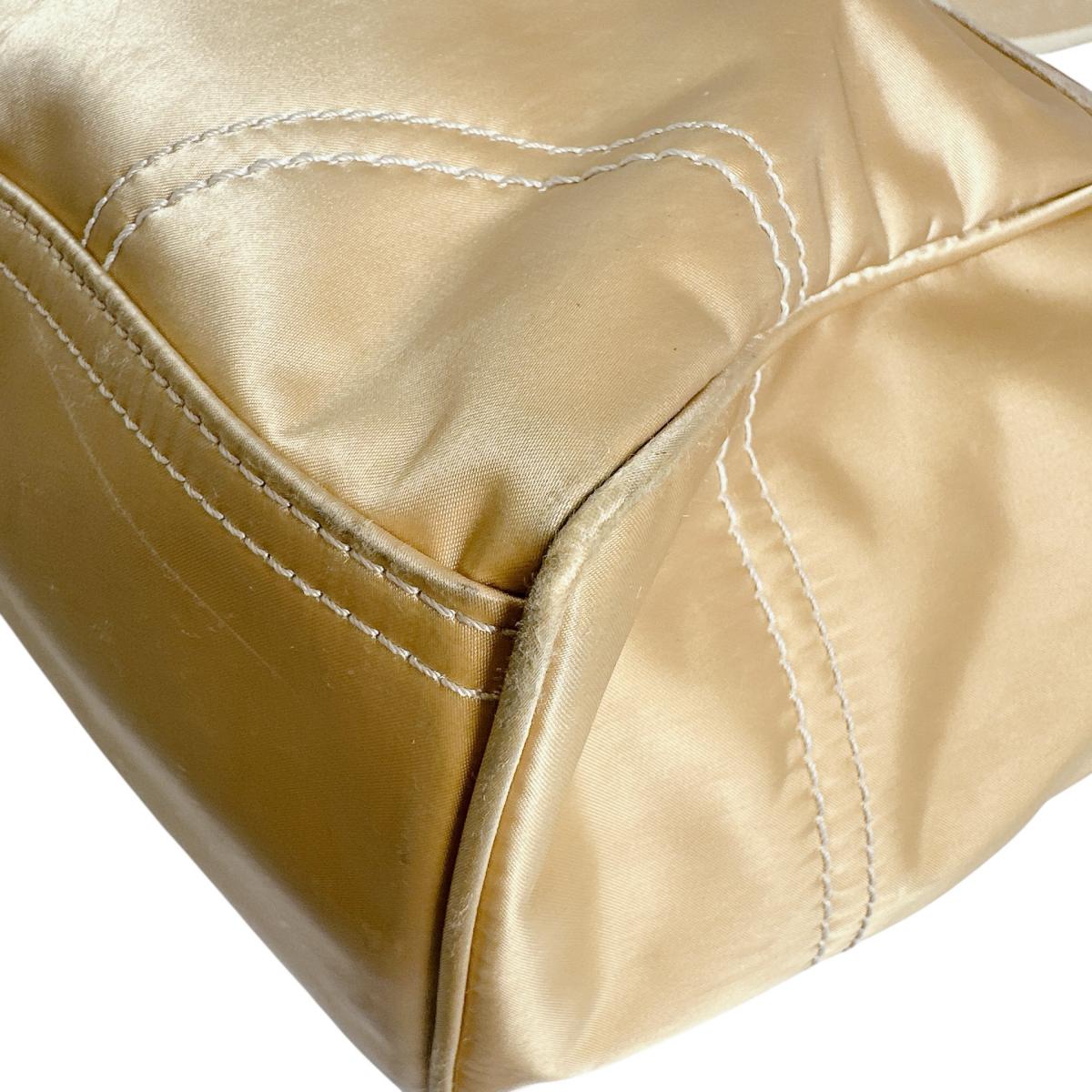 コーチ COACH ハンドバッグ
トートバッグ 無地 シグネチャー ナイロン MO682-10663 ゴールド 【SS】
【中古】