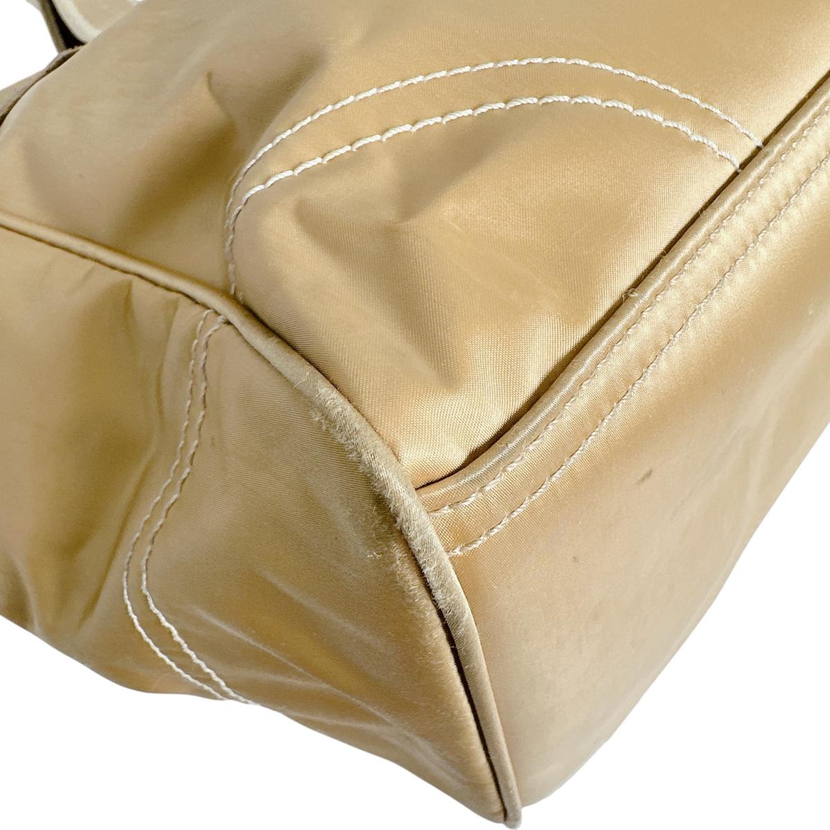 コーチ COACH ハンドバッグ
トートバッグ 無地 シグネチャー ナイロン MO682-10663 ゴールド 【SS】
【中古】