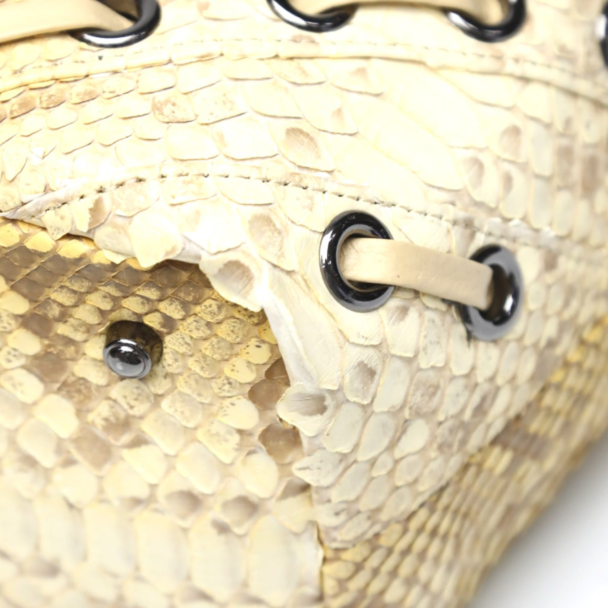 パイソン Python ハンドバッグ
ダイヤモンドパイソン トートバッグ 高級本革使用 パイソン LB2029 イエロー 【SS】
【中古】
