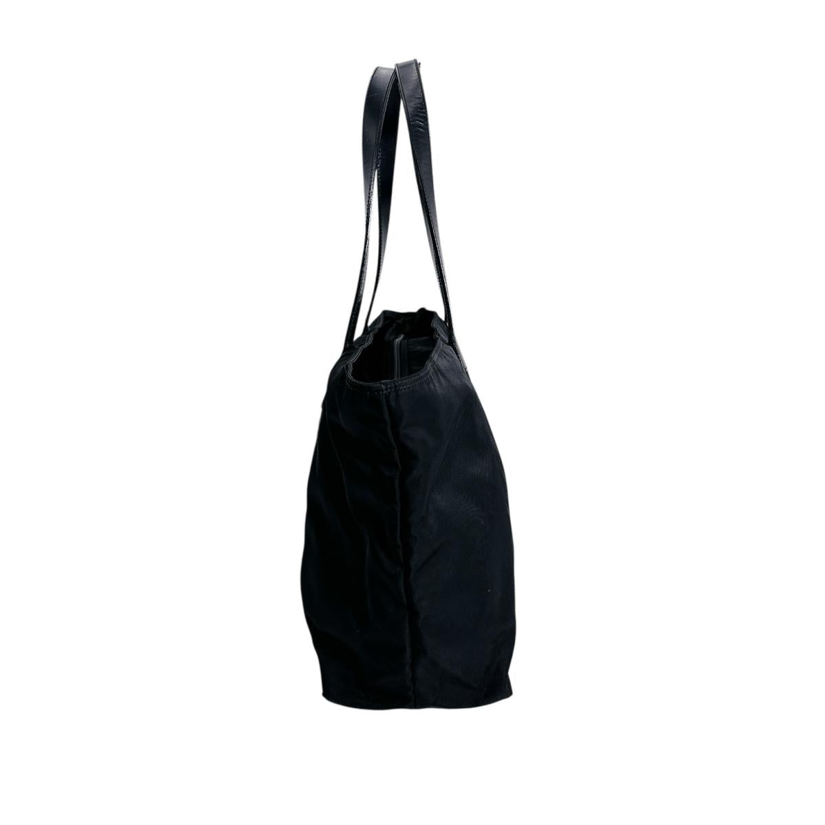 プラダ PRADA トートバッグ
ハンドバッグ トライアングルロゴ ナイロン ブラック 【SS】
【中古】