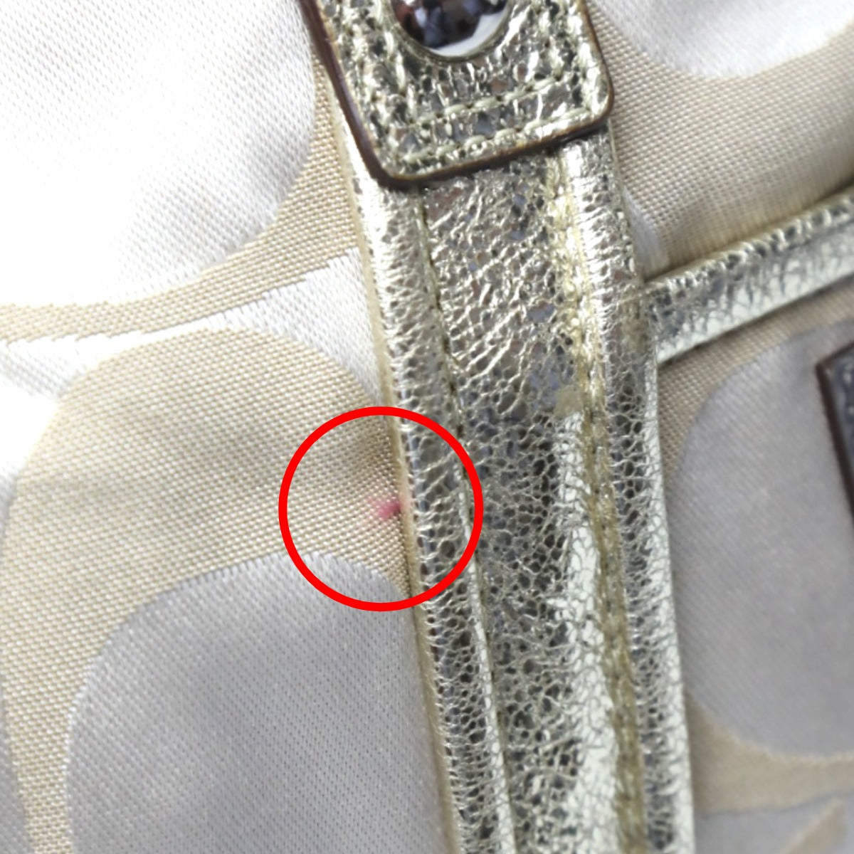 コーチ COACH トートバッグ
ショルダーバッグ シグネチャー ポピー サテン スポットライト レザー 13843 ベージュ×ゴールド 【SS】
【中古】