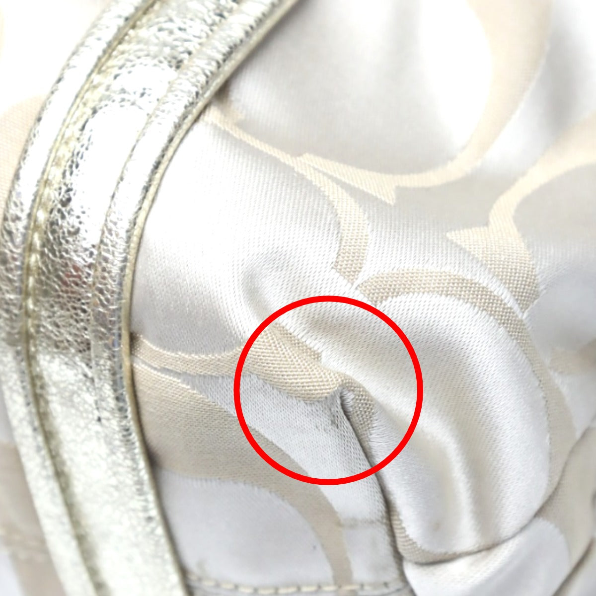 コーチ COACH トートバッグ
ショルダーバッグ シグネチャー ポピー サテン スポットライト レザー 13843 ベージュ×ゴールド 【SS】
【中古】
