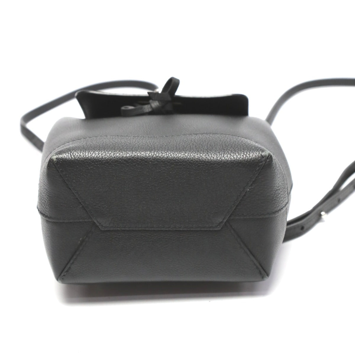 ルイヴィトン LOUIS VUITTON リュック・デイパック
ロックミーバッグ トリヨン バッグミニ レザー M54573 ノワール LV
【SS】
【中古】