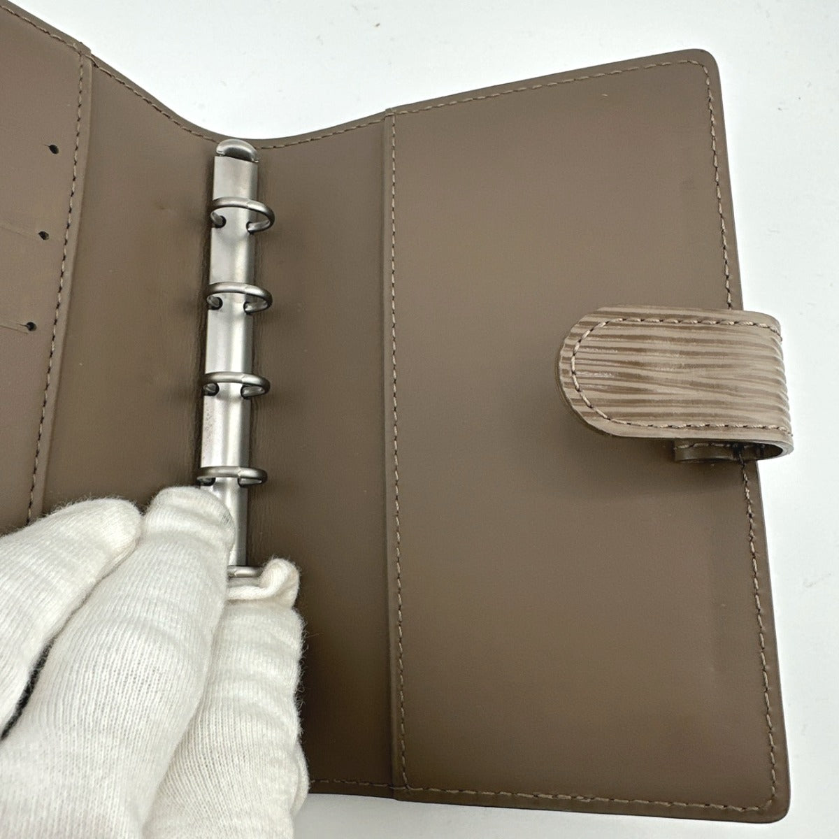 ルイヴィトン LOUIS VUITTON 手帳カバー
システム手帳カバー エピ アジェンダPM エピレザー R2005B ペッパー LV
【SS】
【中古】