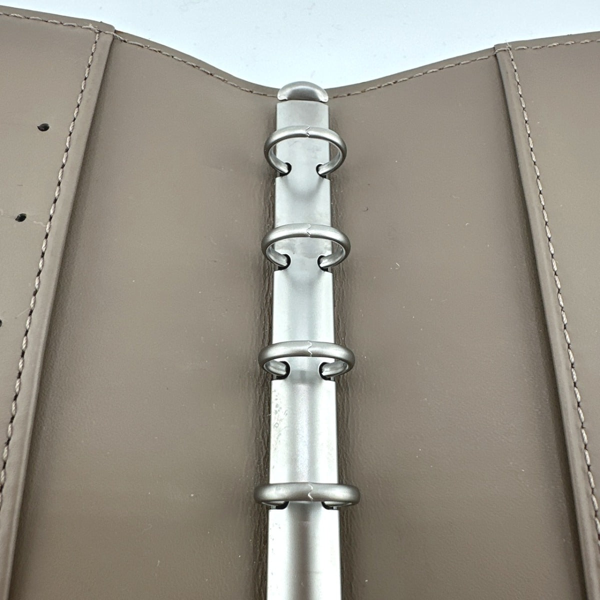 ルイヴィトン LOUIS VUITTON 手帳カバー
システム手帳カバー エピ アジェンダPM エピレザー R2005B ペッパー LV
【SS】
【中古】