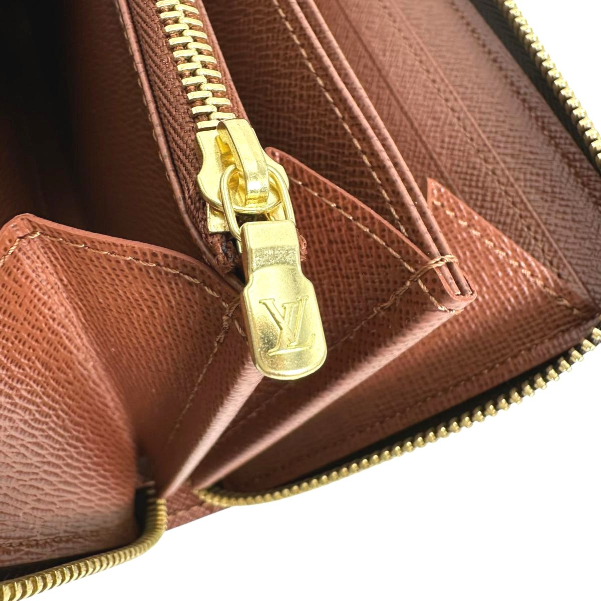 Louis Vuitton LOUIS VUITTON Long Wallet
Round Zipper Monogram Zippy Wallet Monogram Canvas M42616 Brown LV
【second hand】