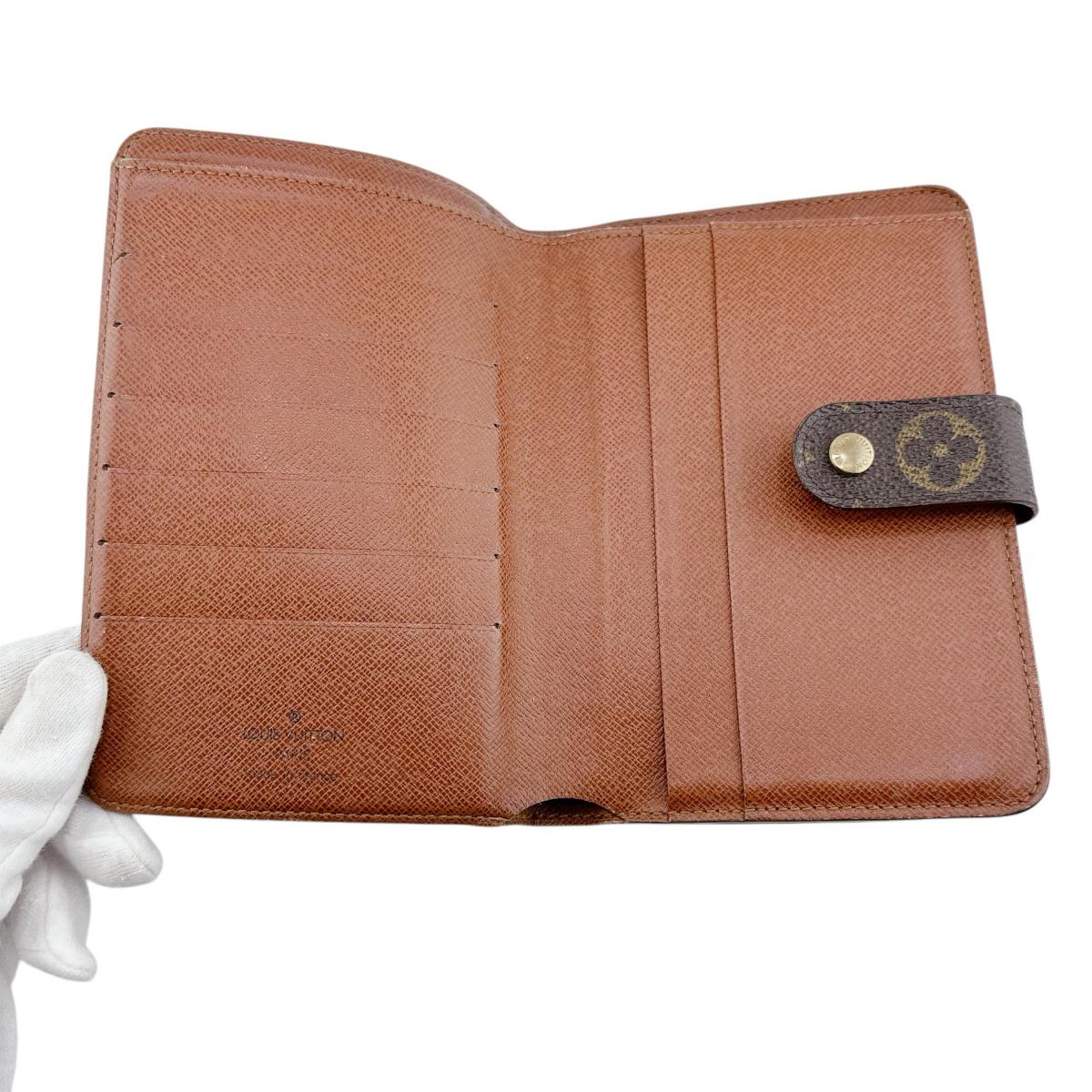 ルイヴィトン LOUIS VUITTON 二つ折り財布
二つ折り財布 ポルト パピエ ラウンドファスナー モノグラムキャンバス M61207 ブラウン LV
【SS】
【中古】