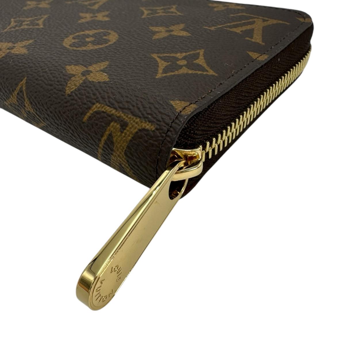 Louis Vuitton LOUIS VUITTON Long Wallet
Round Zipper Monogram Zippy Wallet Monogram Canvas M42616 Brown LV
【second hand】