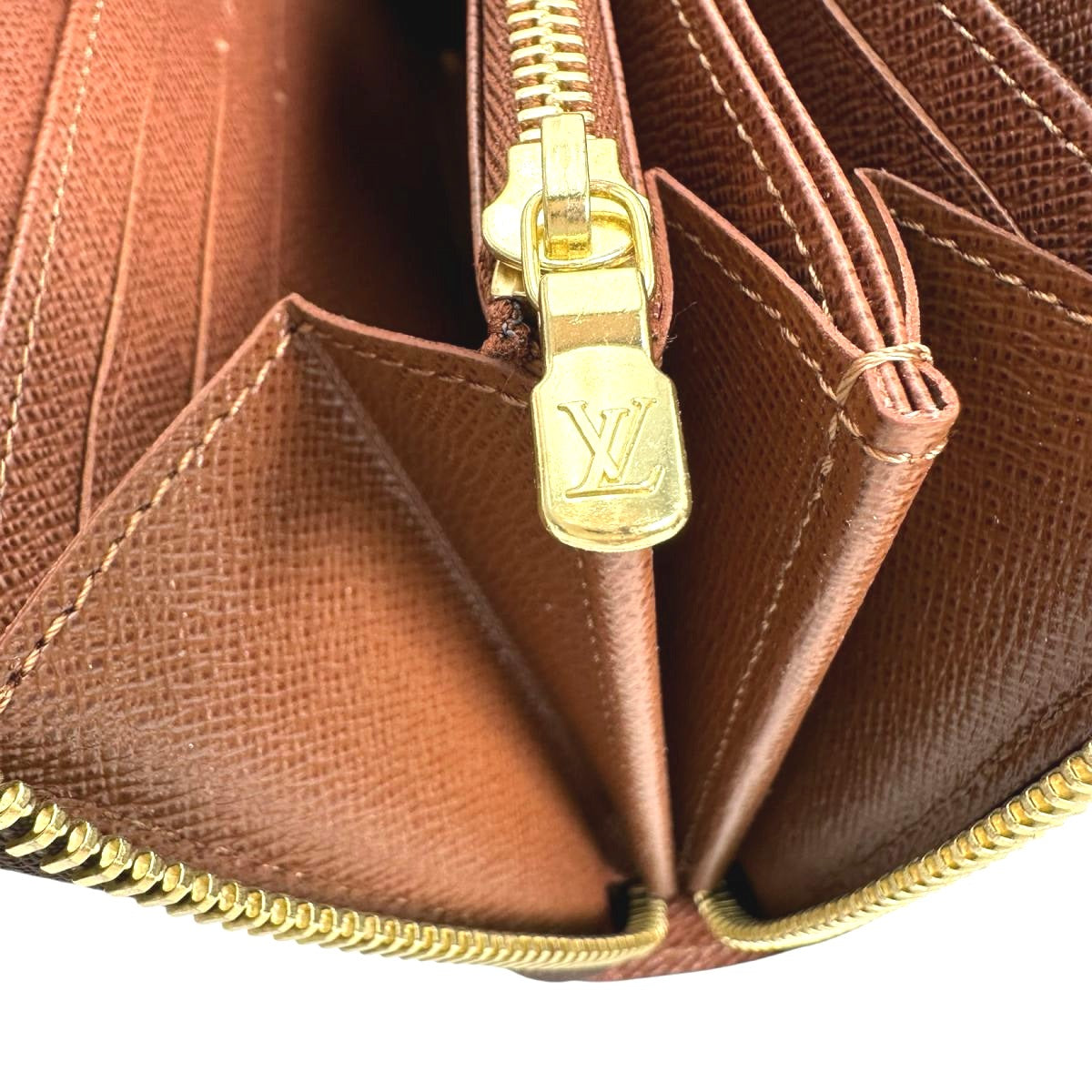 Louis Vuitton LOUIS VUITTON Long Wallet
Round Zipper Monogram Zippy Wallet Monogram Canvas M42616 Brown LV
【second hand】